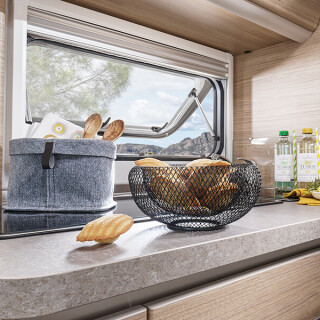 Fendt Caravan Caravan kaufen Bianco Selection 05Kueche flat02 Kueche mit Spuele und Fenster