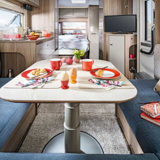 Fendt Caravan Wohnwagen kaufen Tendenza 03Wohnen flat01 Rundsitzgruppe im Wohnbereich