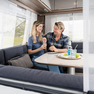 Fendt Caravan Wohnwagen kaufen Tendenza 06misc 01 grosser Tisch Sitzmoeglichkeit Esstisch