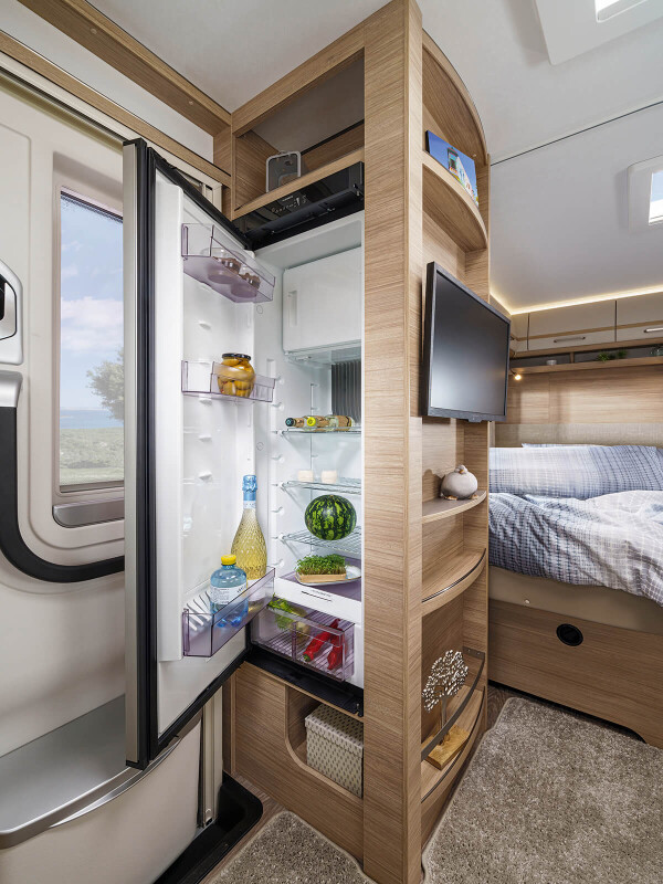 Fendt Caravan Wohnwagen kaufen Bianco Activ 05Kueche big01 Wohnwagen mit Kuehlschrank
