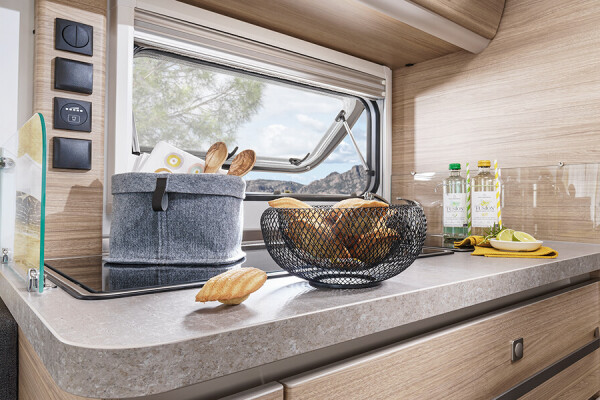 Fendt Caravan Caravan kaufen Bianco Selection 05Kueche flat02 Kueche mit Spuele und Fenster