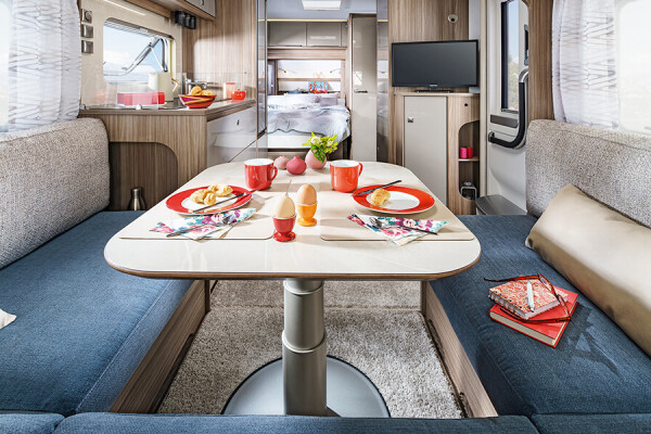 Fendt Caravan Wohnwagen kaufen Tendenza 03Wohnen flat01 Rundsitzgruppe im Wohnbereich