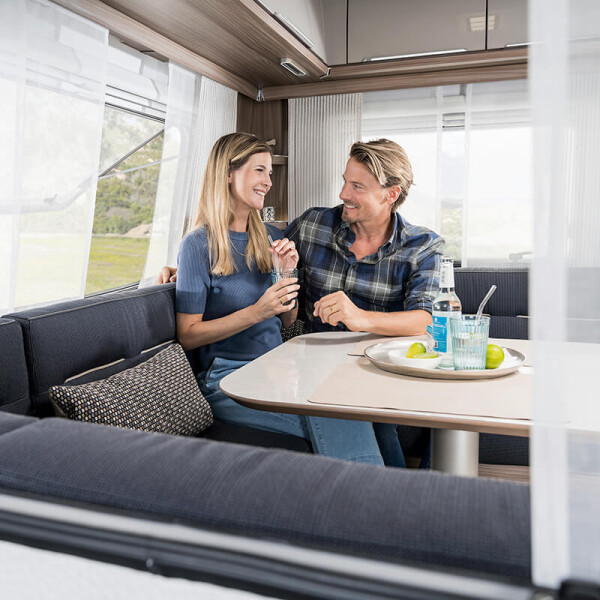 Fendt Caravan Wohnwagen kaufen Tendenza 06misc 01 grosser Tisch Sitzmoeglichkeit Esstisch